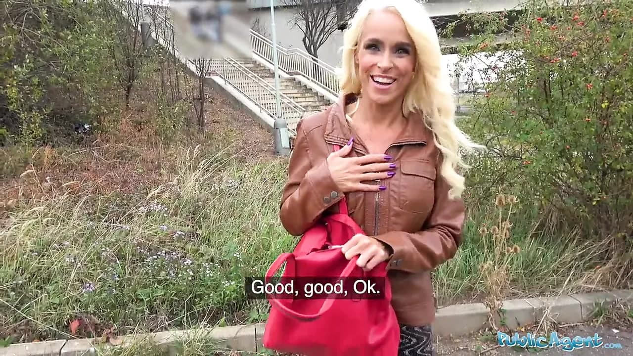 Kamu ajan dövmeli busty Alman sarışın milf becerdin sert