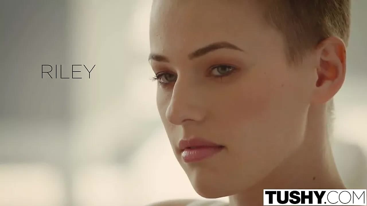 Tushy moda model riley nixon seviyor anal