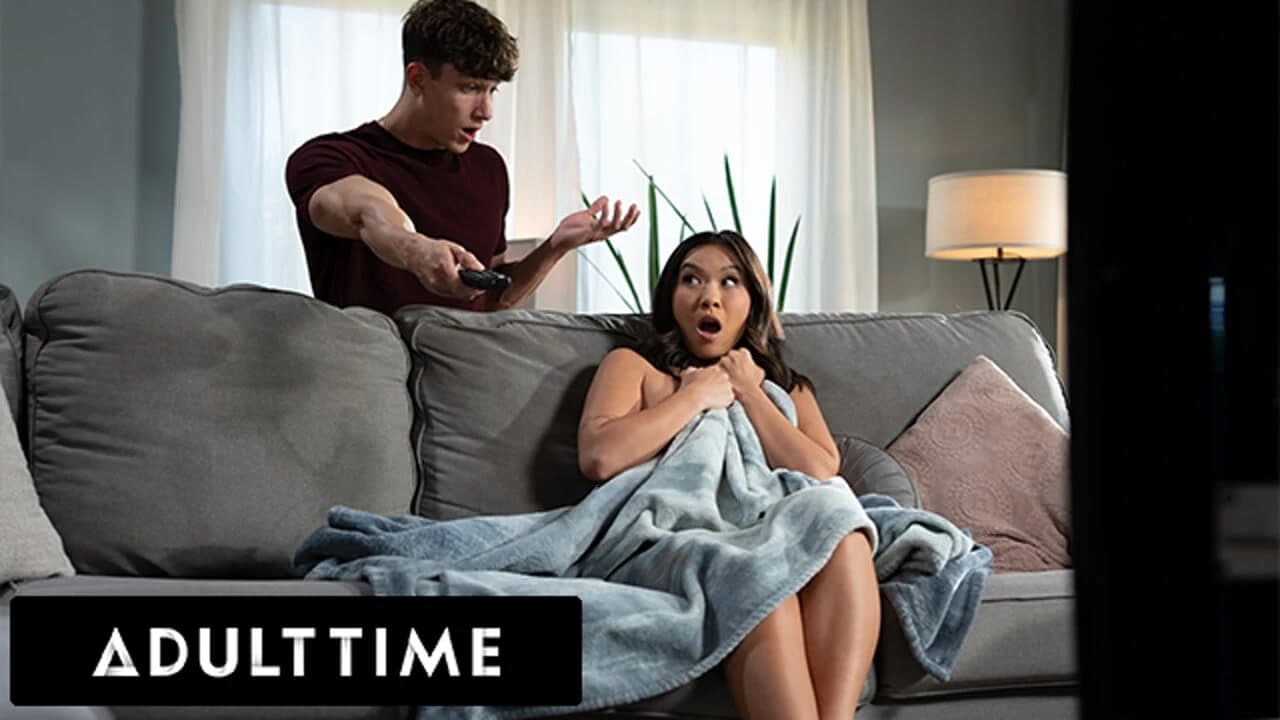ADULT TIME - Kimmy Kimm oda arkadaşı tarafından mastürbasyon yaparken yakalandı, ancak büyük yarağına karşı koyamıyor!