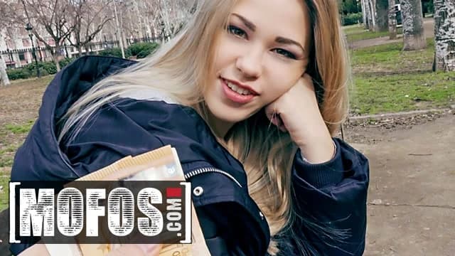 Selvaggia onu sıkı Rus kedi doldurmak için hızlı nakit kabul eder