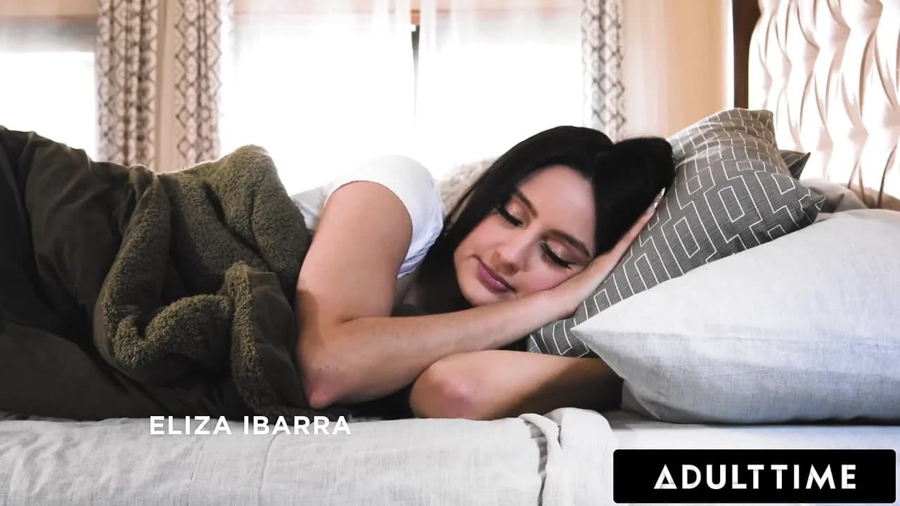 ADULT TIME - yaramaz orta yaşlı seksi kadın lexi luna gıdıklanan üvey kızı Eliza Ibarra'yı yanlışlıkla fışkırtıyor