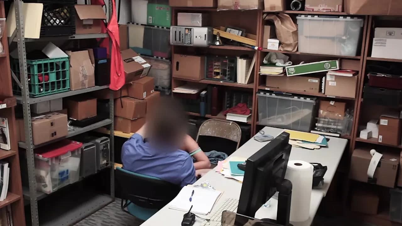 Tombul genç brooke bliss yakalandı shoplifting ve becerdin sert