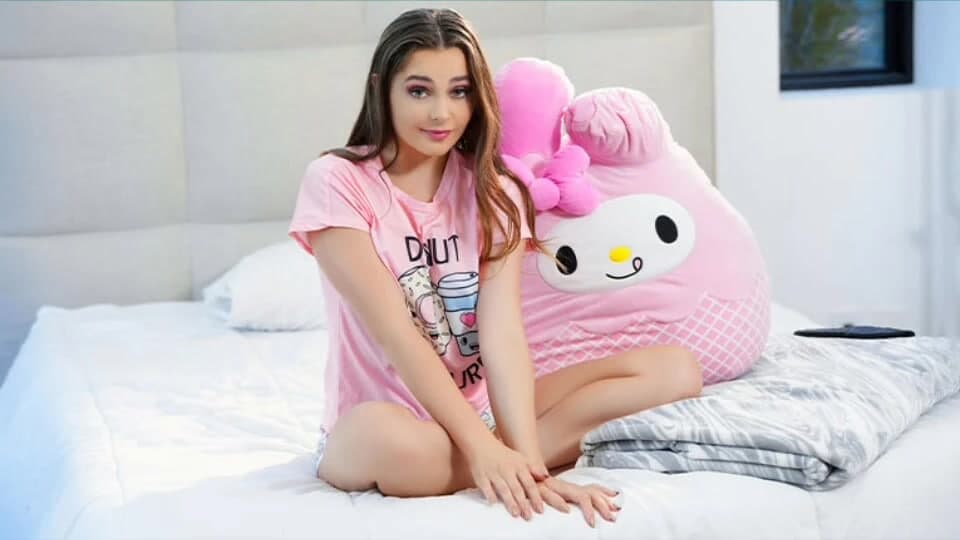 Dadcrush - azgın adam üvey kızı Aften Opals külotunu hareket ediyor ve parmağını genç amına sokuyor
