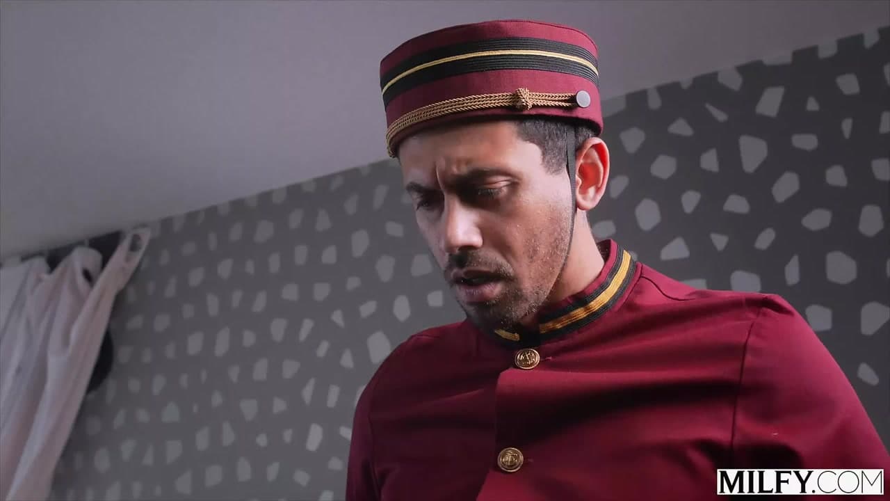 Orta yaşlı seksi kadın - çarpıcı orta yaşlı seksi kadın Athena zevki için bellboy kullanıyor
