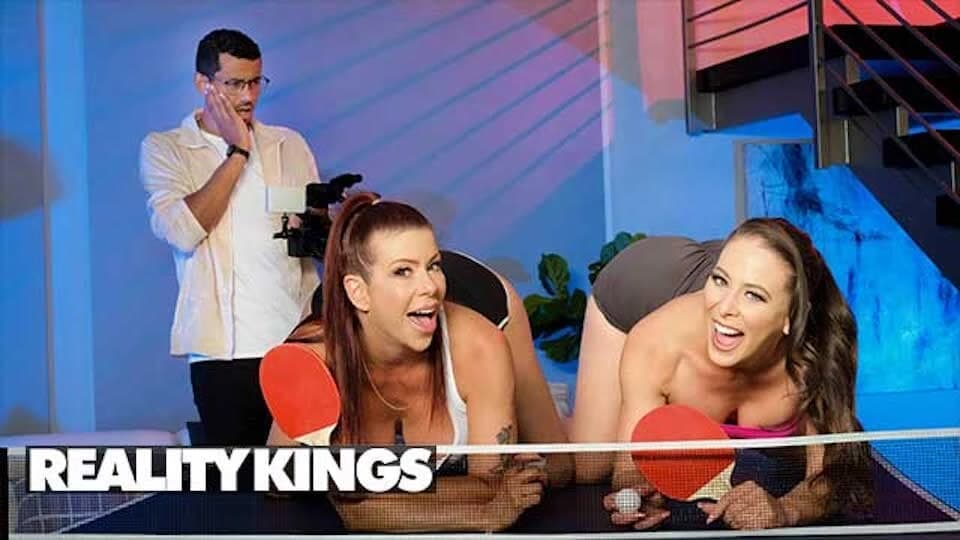 Reality kings - alexis fawx ve cherie deville striptiz ping pong oynuyor ve kameramanlarını sikiyor