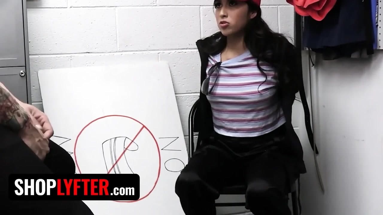 Shoplyfter - cesur hatun güvenlik görevlisinin tüm yanlış yaptıkları için düzeltme yapması için onu sikmesine izin veriyor
