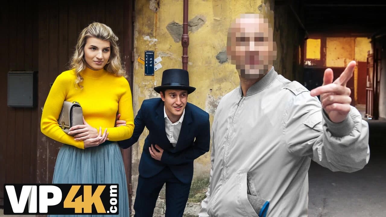 HUNT4K. Kışkırtıcı kız erkek arkadaşını yalnız bırakıyor ve alttan sikiliyor