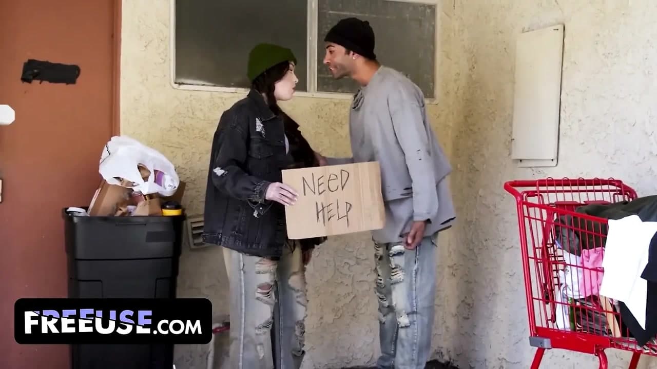 Eve edepsiz bir otostopçu getiriyor ve kadın ona nasıl bildiğini bildiği tek yolla teşekkür ediyor