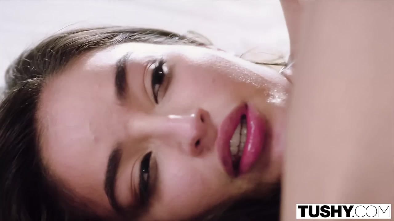 Tushy – kötü kız emily'nin adrenalin ve anal bağımlılığı var