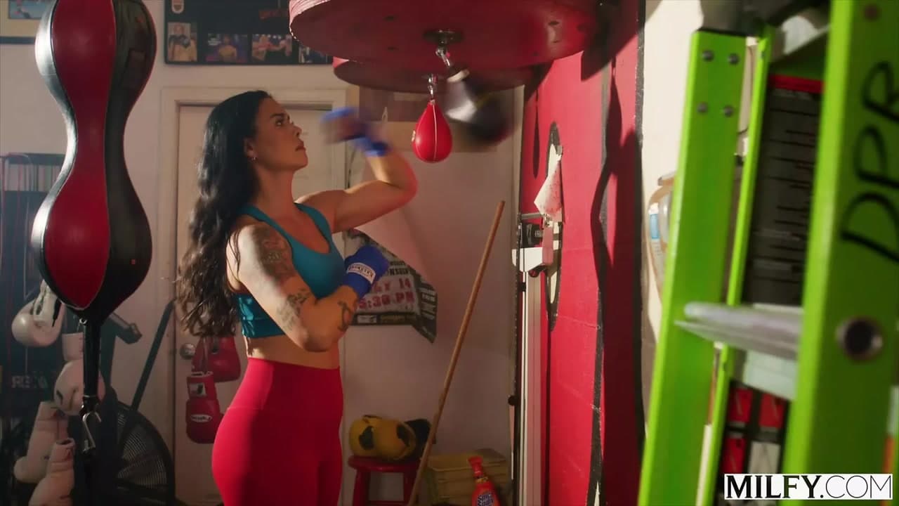 Orta yaşlı seksi kadın zinde anne Dana spor salonunda sıkı götünden sikiliyor