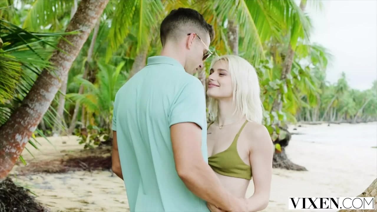 Vixen minyon sarışın Christy dünyayı parçalayan orgazm oluyor