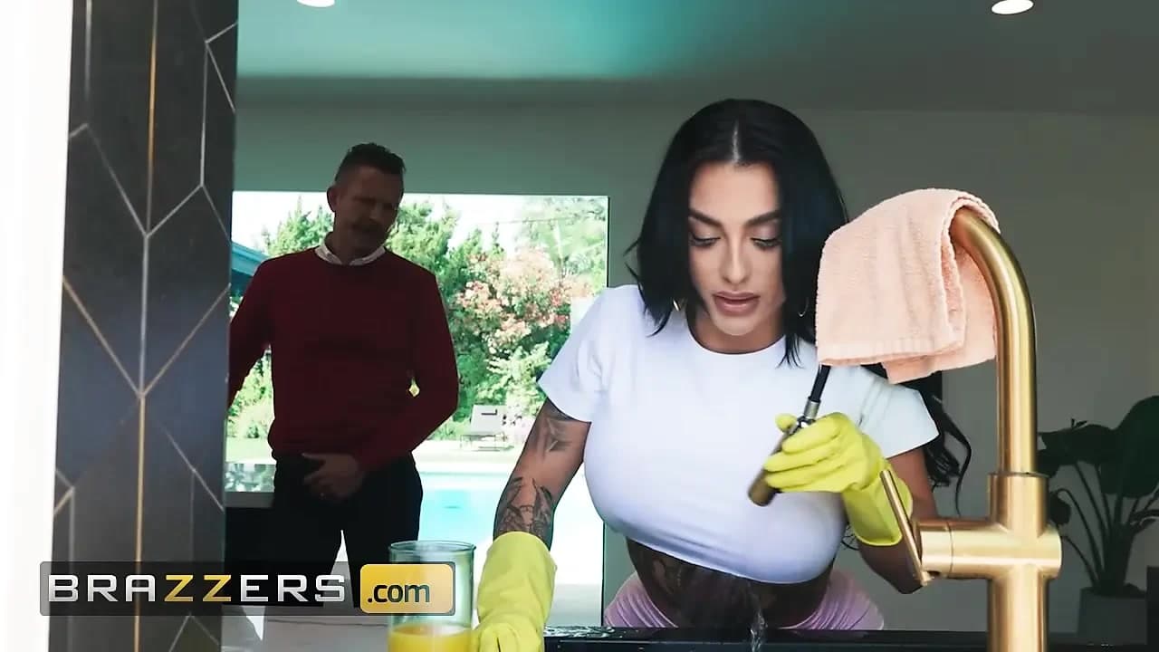 Karısının kız kardeşi göğüslerine bulaşık yıkıyor resmi Mısırlı brazzers