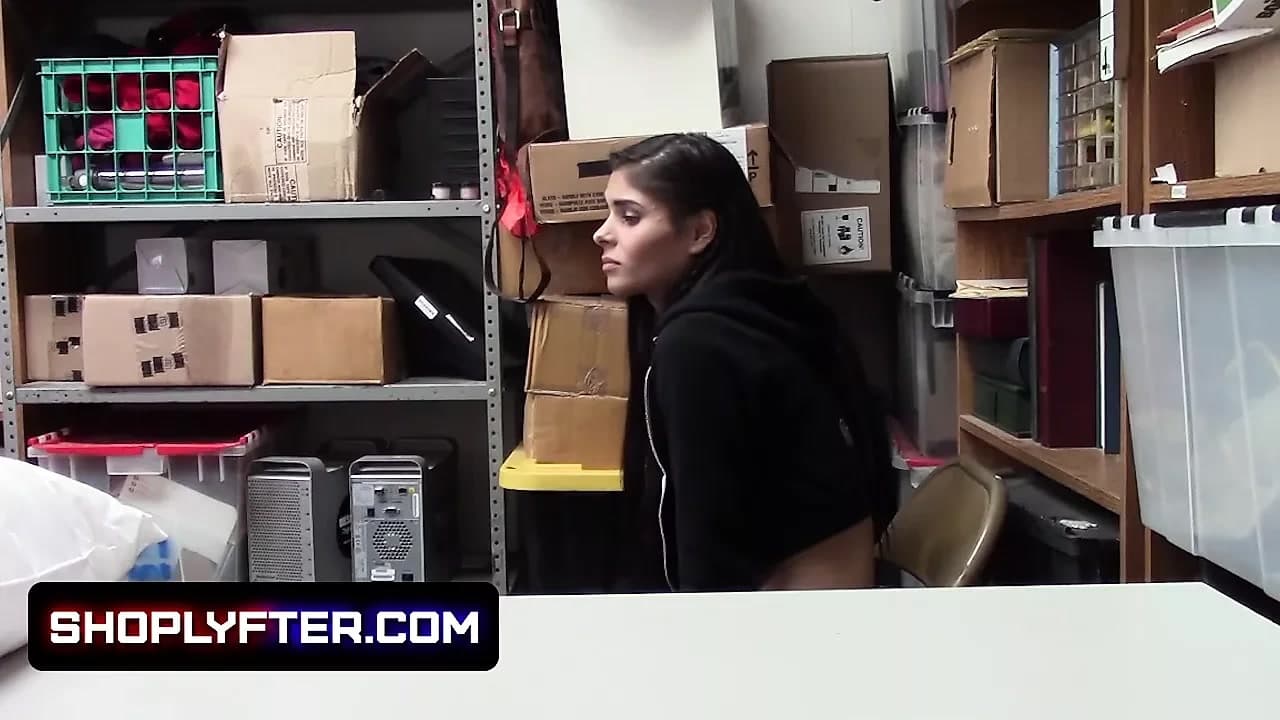 Shoplyfter - Noel Baba gibi giyinmiş lp memuru sıcak latina hırsızlık yaparken yakalandı ve onu striptiz araması için alır
