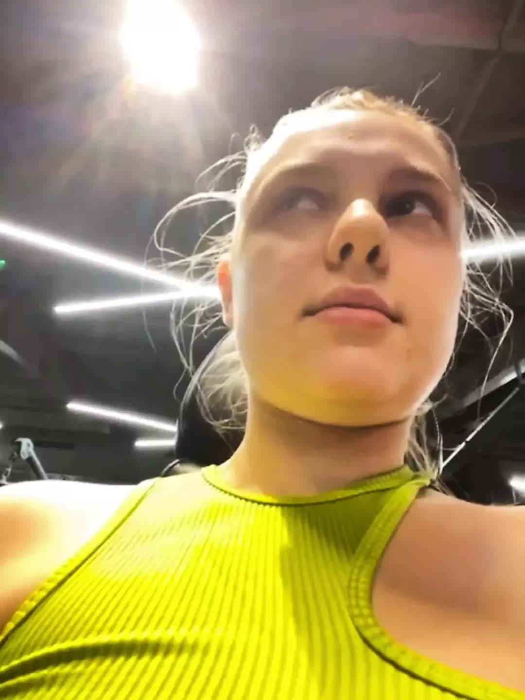 Spor salonunda antrenman yapın ve mastürbasyon yapın