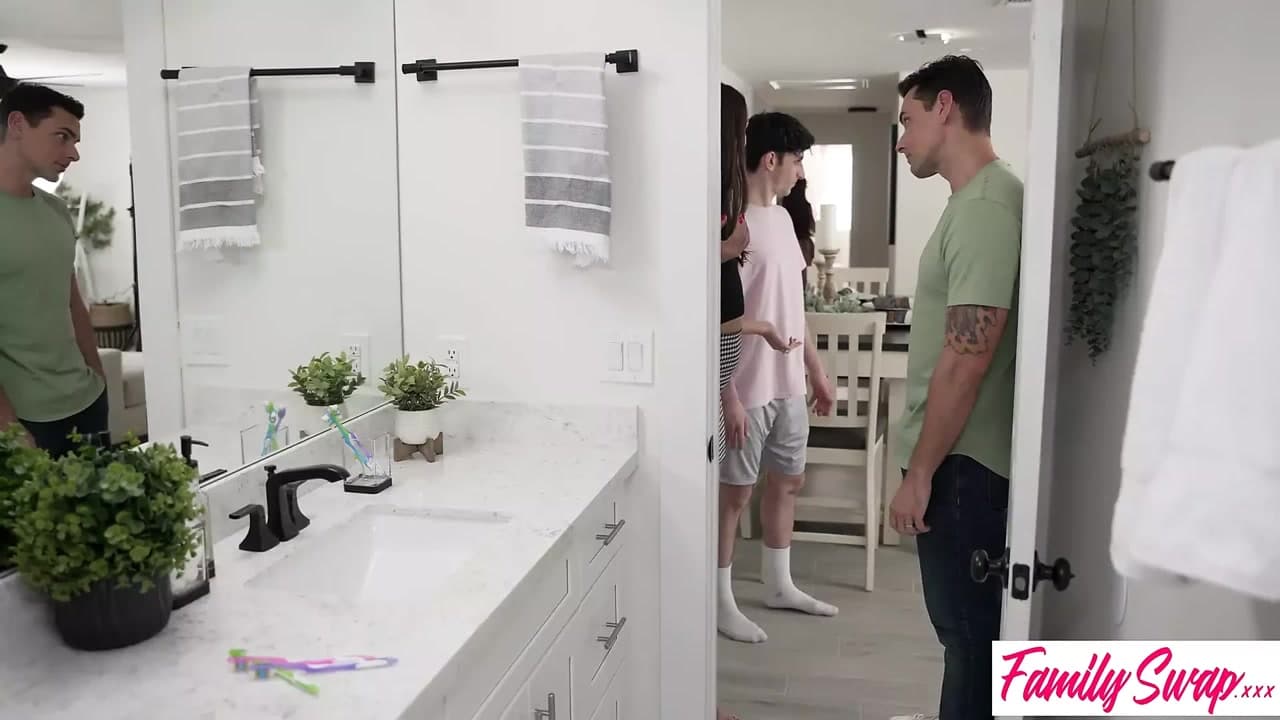 "Diş fırçamı amına sokmayı bırak!" Orta yaşlı seksi kadın Katrina Colt değiş tokuş yapılan kızı Tatiana'ya sakso çekiyor - s6:e10