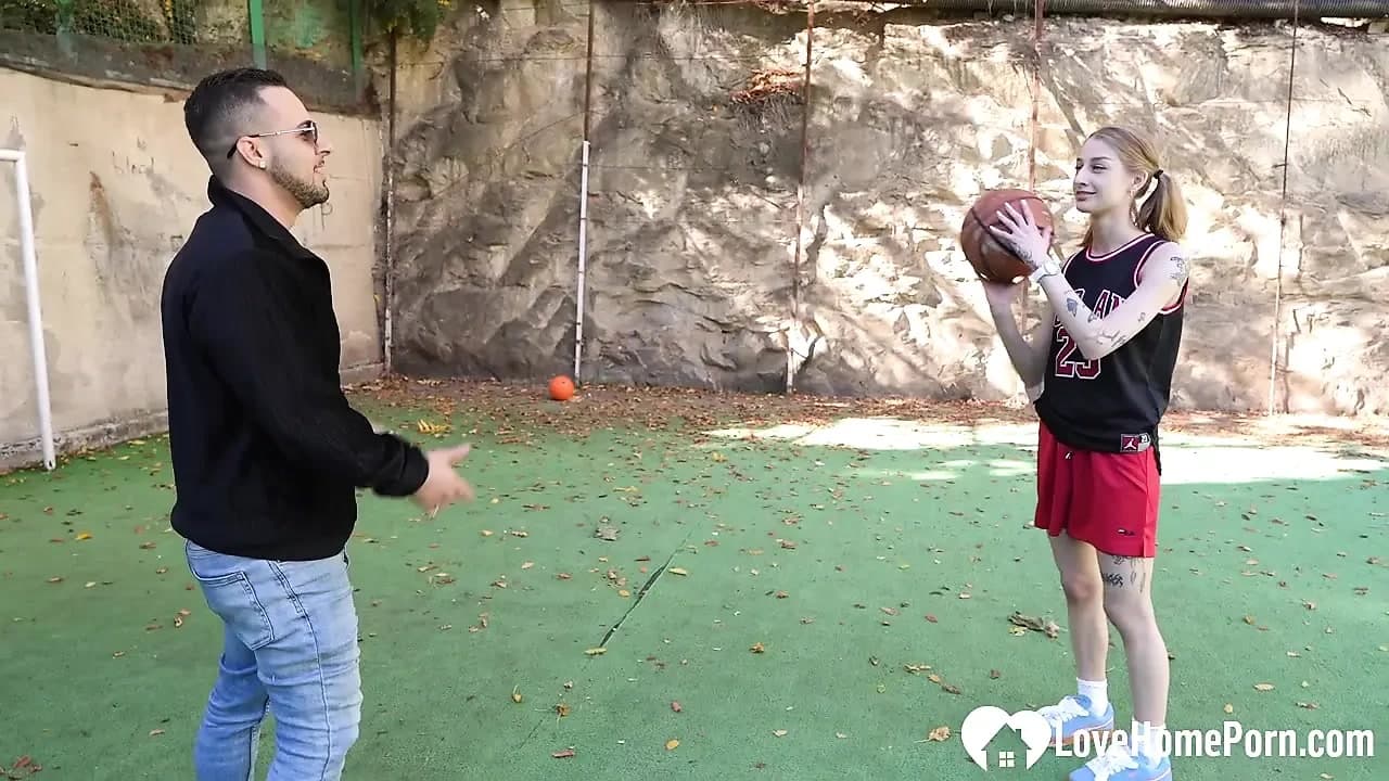Basketbolcu kız büyük yarağıma salya akıtıyor